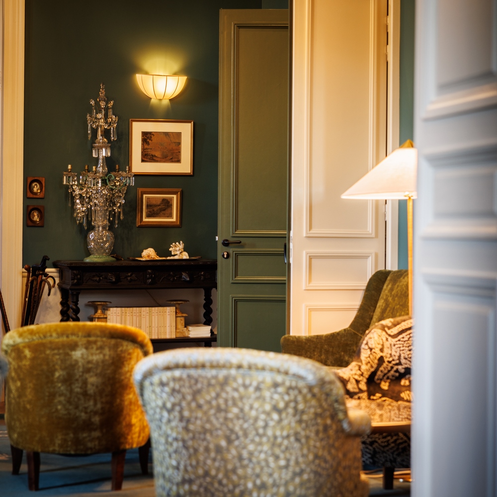 Salon classique, portes vertes et fauteuils en velours - hotel de luxe bretagne