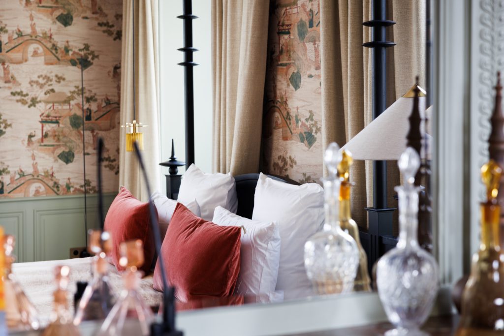 Luxurious interior, red cushions, mirror, glass bottles - 4 star hotel Bretagne