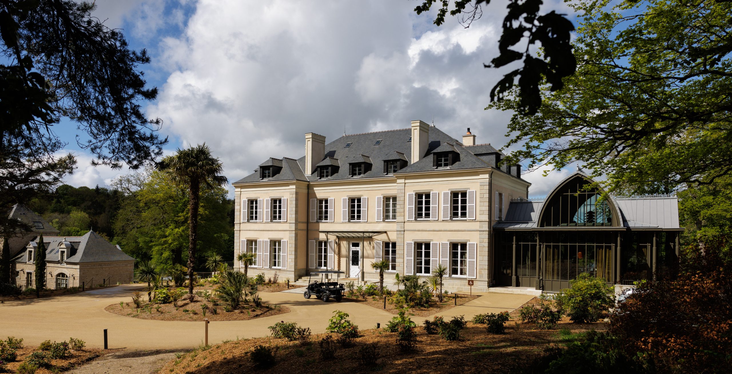 château de Locguénolé and its estate from the Beautiful Life Hotels group to provide you with beautiful reception rooms in morbihan