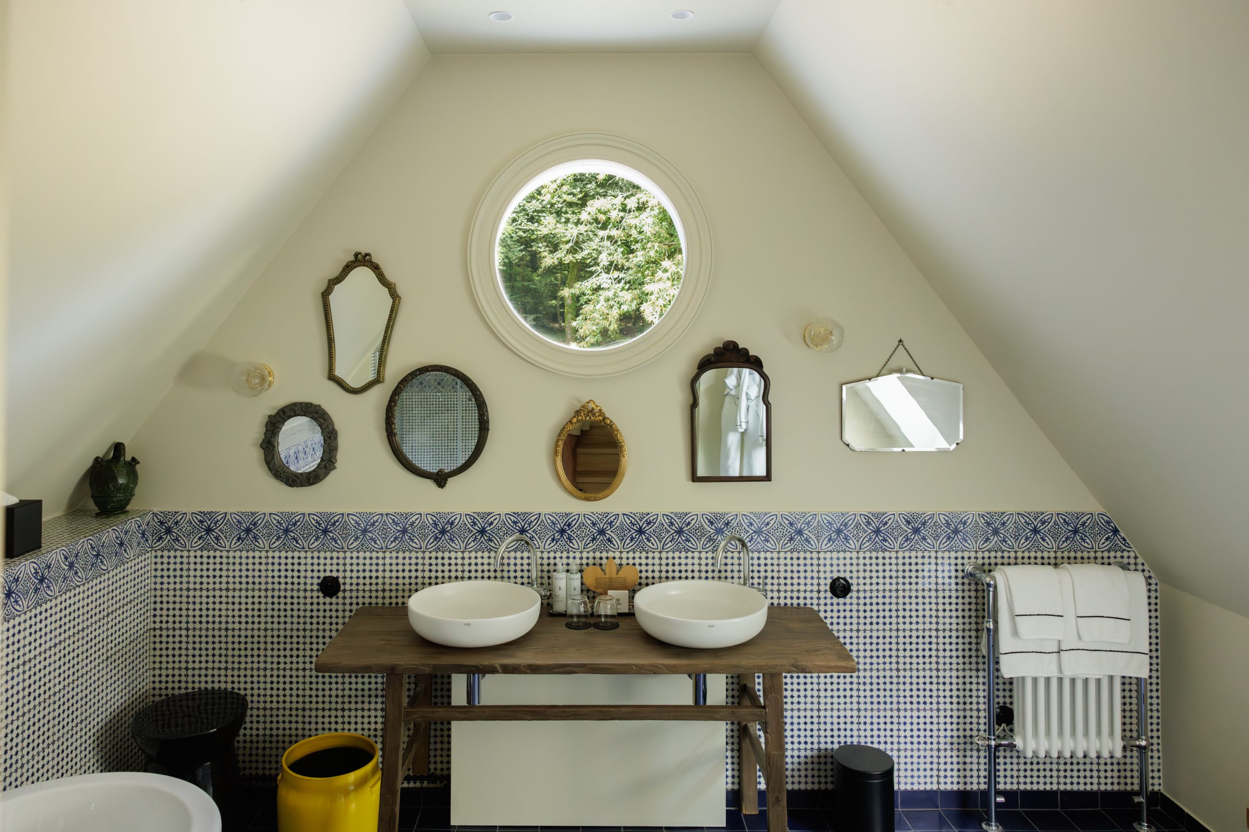 The blue bathroom with azulejos at Villa Belem in Brittany, Morbihan