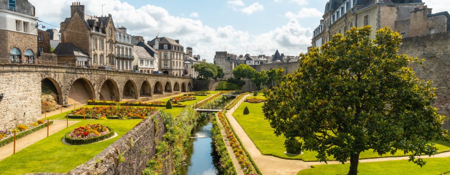 The lovely Remparts Gardes and buildings on a sunny day in Vannes, lors de Vacances en Bretagne en famille